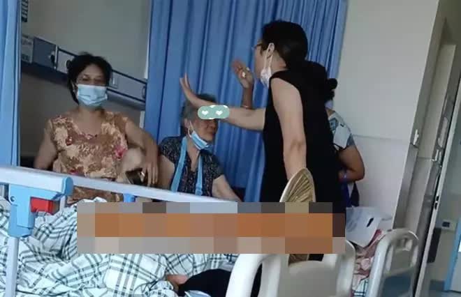 Mẹ ốm phải nhập viện, con gái than thở khi phải vào viện chăm: Thật chán chết đi được