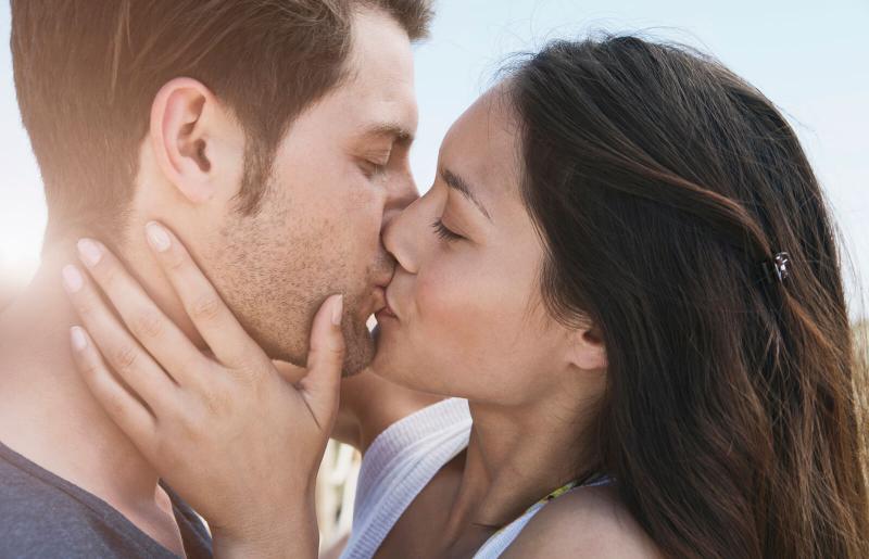 Tại sao “nụ hôn” lại quan trọng trong hôn nhân, và lời lý giải theo tâm lý học