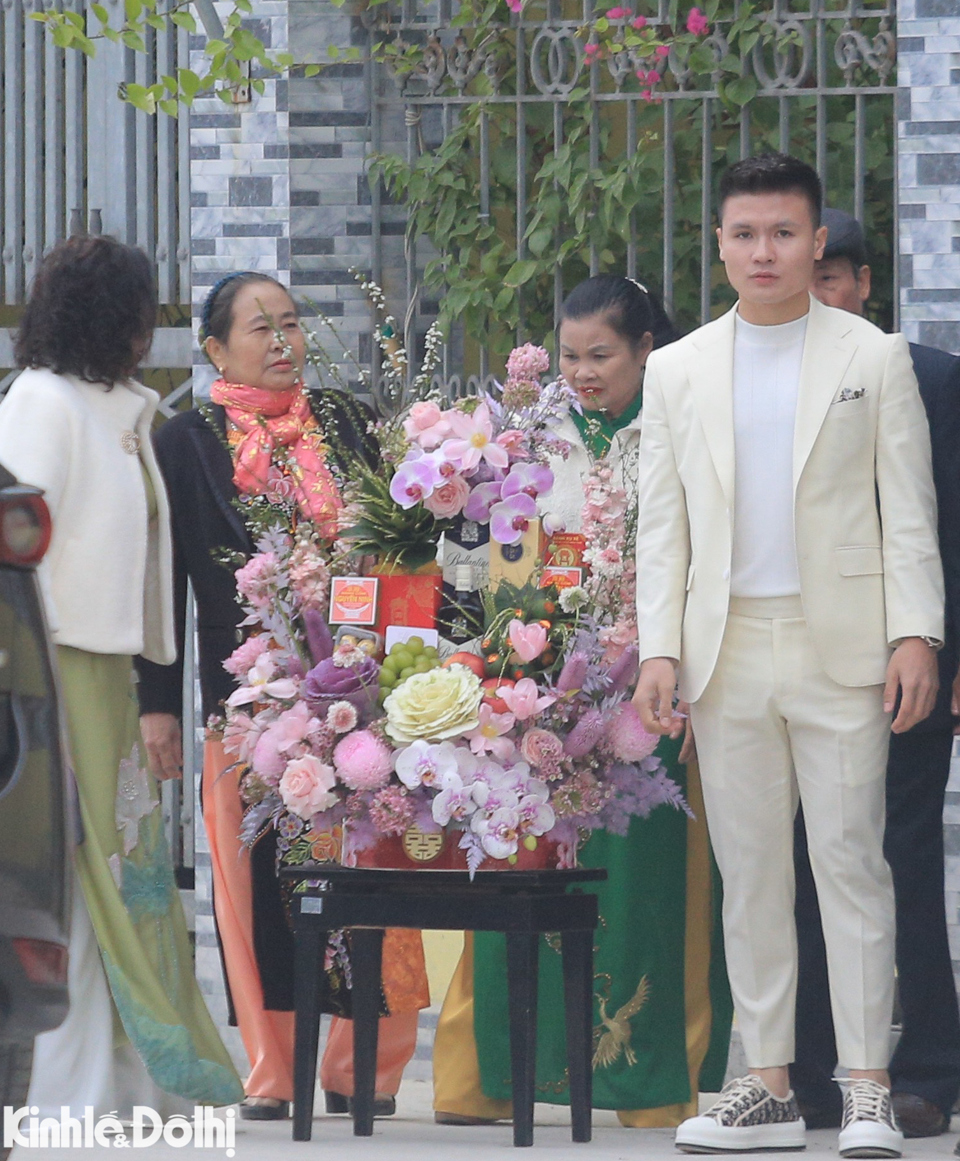 Quang Hải bảnh bao, lái xế hộp sang nhà Chu Thanh Huyền trong ngày dạm ngõ