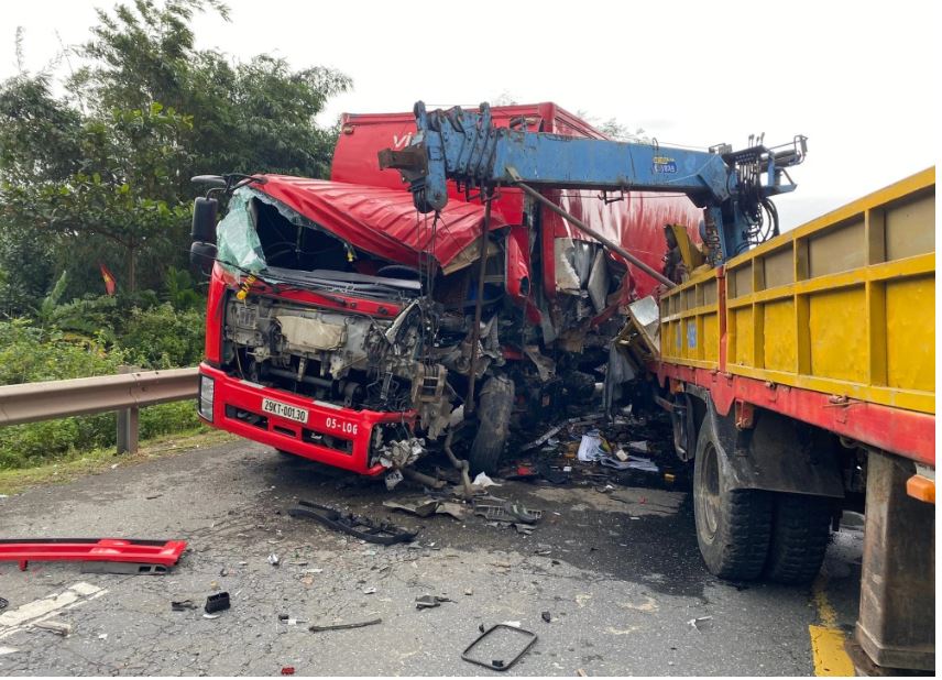 Va chạm kinh hoàng trên đường tránh Nam Hải Vân, 4 người mắc kẹt, 2 xe tải hư hỏng nặng