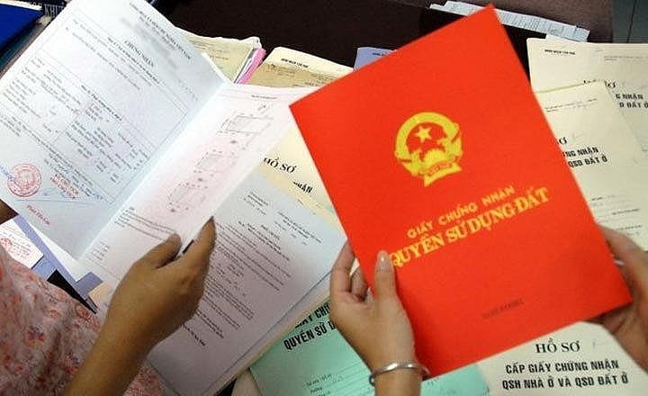 Năm 2024: Cha mẹ Sang tên sổ đỏ cho con nên tặng cho hay để thừa kế là tốt nhất?