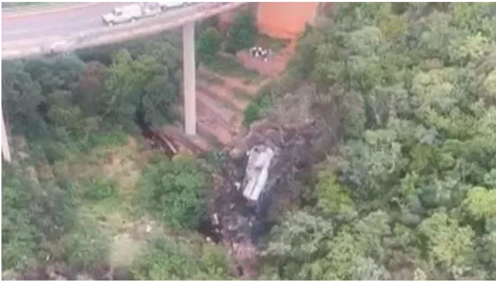 Xe buýt lao khỏi cầu và bốc cháy khiến 45 người tử vong