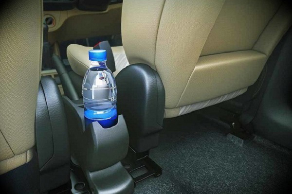 Đây là lý do bạn tuyệt đối không nên để chai nước trong xe ô tô
