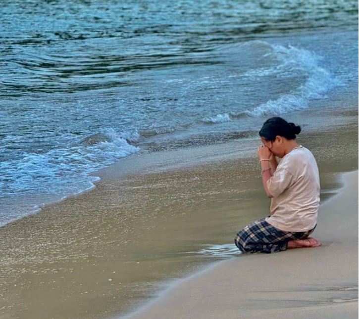 Người mẹ gục khóc, cầu nguyện bên bãi biển Lăng Cô mong chờ phép màu con quay về sau 4 ngày mất tích