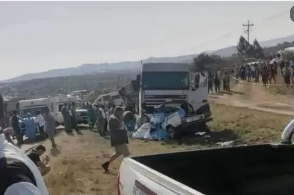 Xe tải chạy ngược chiều tông trực diện ô tô khiến 20 người tử vong