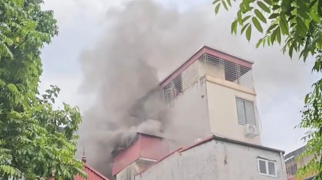 Hà Nội: Hỏa hoạn tại ngôi nhà ở quận Cầu Giấy, cột khói bốc nghi ngút