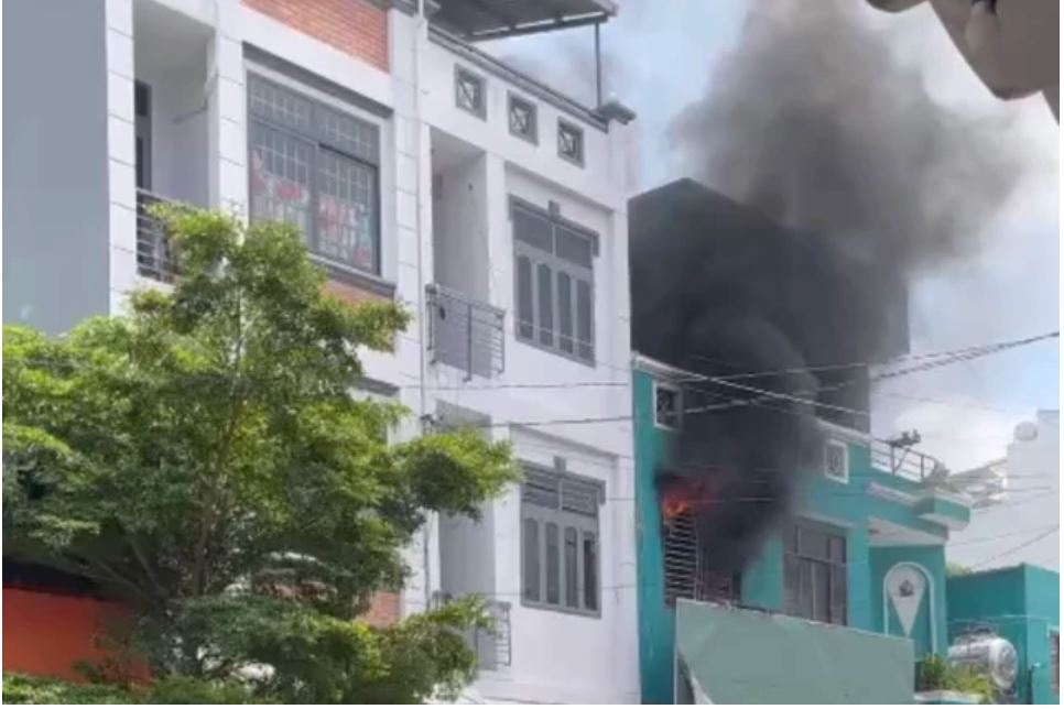 TP HCM: Cháy căn nhà 2 tầng ở quận Tân Phú