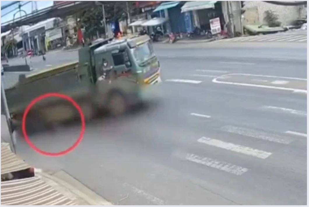 Nữ sinh bị xe ben cán 2 lần ở Quảng Trị: Góc camera hé lộ diễn biến thương tâm