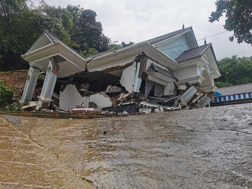 Sập biệt thự ở Hà Nội: Sau 1 đêm gia đình 8 người bỗng ‘vô gia cư’, không kịp mang di ảnh người bố đã khuất ra khỏi căn nhà