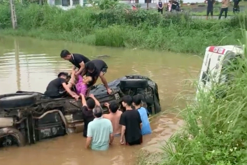 Tai nạn nghiêm trọng tại Phú Thọ: 2 ô tô va chạm lao xuống ao, 1 người tử vong, người dân phá cửa cứu người