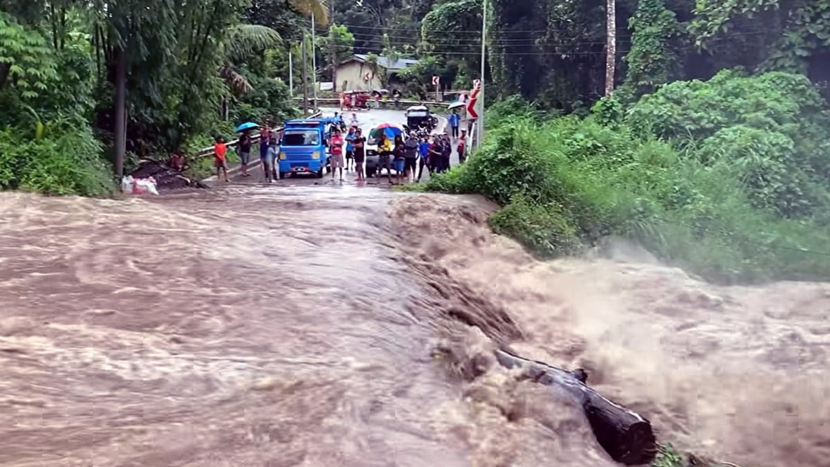 Bão Trami đã tấn công Philippines, gây ngập lụt kinh hoàng, khiến xe cộ trôi nổi trong biển nước