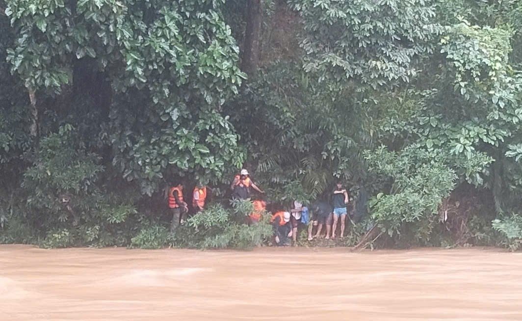 Mẹ bàng hoàng phát hiện con 2 tuổi mất tích khi xuống bếp nấu nước tắm, nghi rơi xuống suối gần nhà