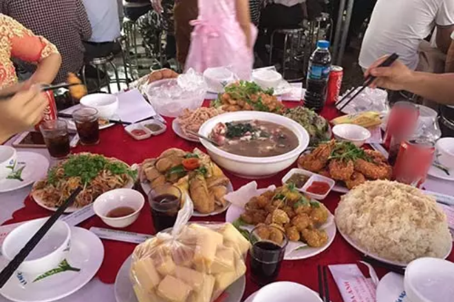 Mời đồng nghiệp về quê chồng ăn giỗ và cái kết ê chề xấu hổ tôi không bao giờ quên