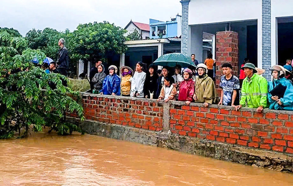 Thương tâm: Cứu học sinh đuối nước đang chới với, người đàn ông bị lũ cuốn mất tích