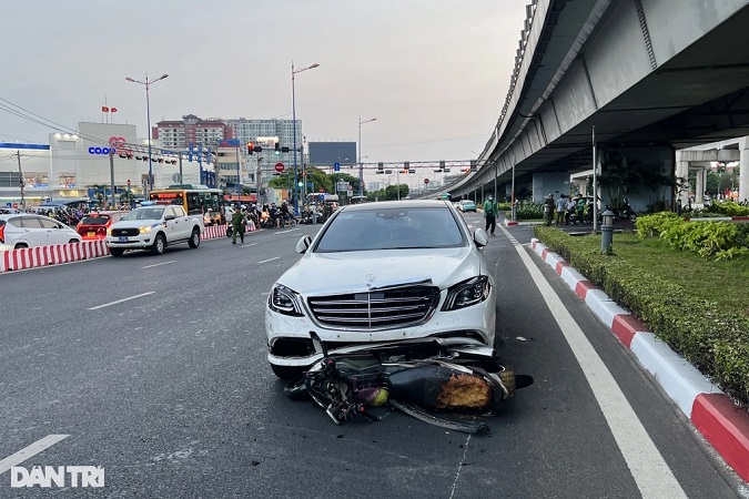 Vụ ô tô Mercedes tông 10 xe máy ở Thủ Đức: Người phụ nữ bị cuốn vào gầm xe đã tuvong