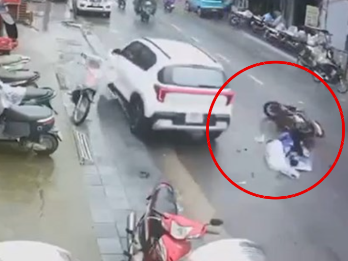 Ô tô ‘đ:iên’ t:ông hàng loạt xe máy ở Sapa, cháu bé 5 tuổi tu:vong thương tâm