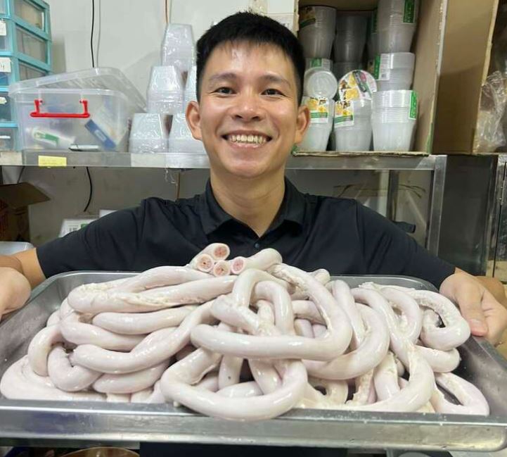 TikToker ‘Thế Lòng Se Điếu’ quảng cáo đoạn lòng lợn dài 40m là ai?
