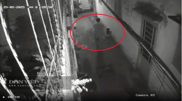 Kinh hoàng: Camera ghi lại hình ảnh con quấn thi:the mẹ vào chăn rồi bỏ ra đường ở TP.HCM