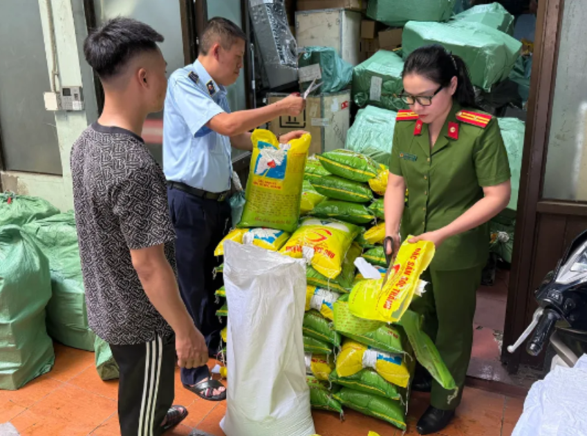 Hai cửa hàng ở Hà Nội bị xử phạt, buộc tiêu hủy vì giả thương hiệu gạo ST25