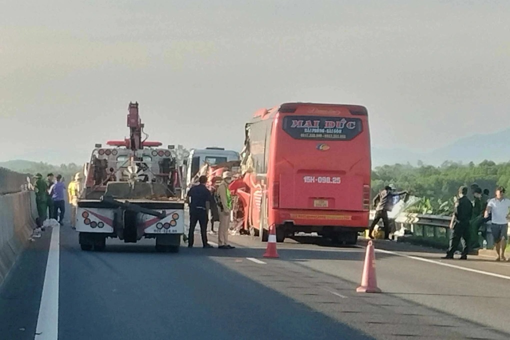 Tai nạn nghiêm trọng giữa xe khách và xe đầu kéo trên cao tốc Đà Nẵng – Quảng Ngãi, 2 người tu:vong tại chỗ
