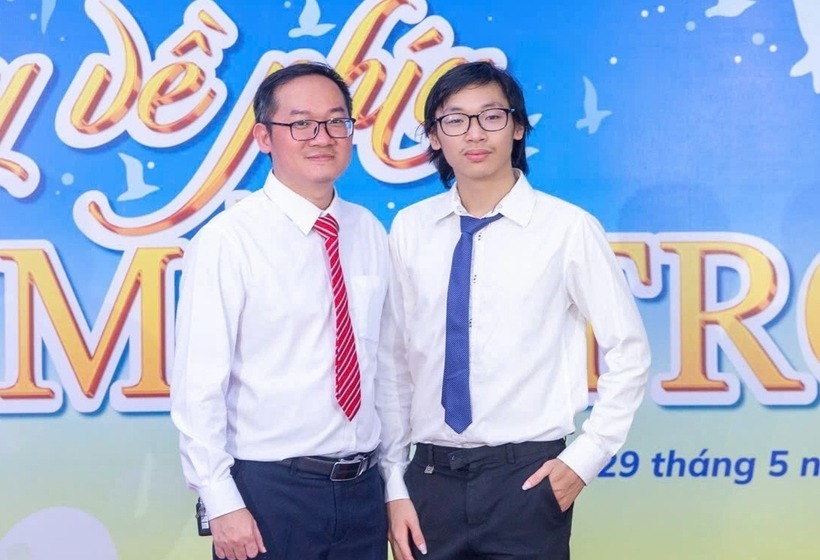 Nam sinh đưa em đến điểm thi nhờ người trông hộ đã trúng tuyển lớp 10 trường top