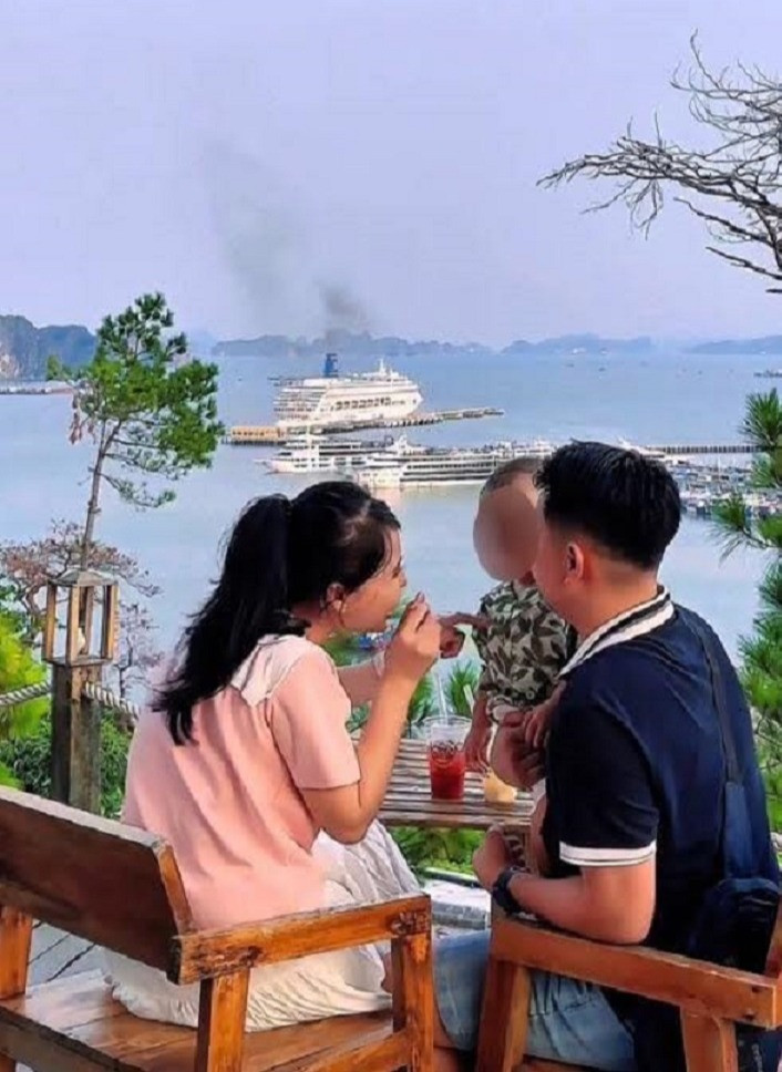 Ngủ quên, gia đình trẻ thoát ch//ết trong vụ lật tàu trên vịnh Hạ Long