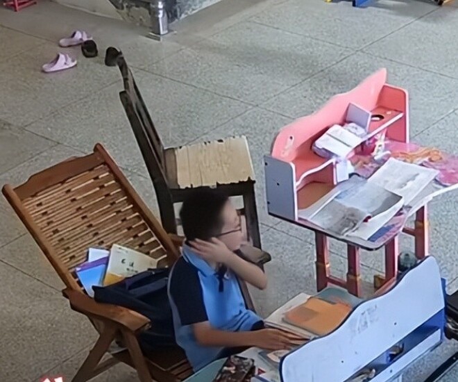 Camera ghi lại cảnh ông nội dạy cháu trai làm bài tập, toàn bộ diễn biến ai xem cũng đau lòng