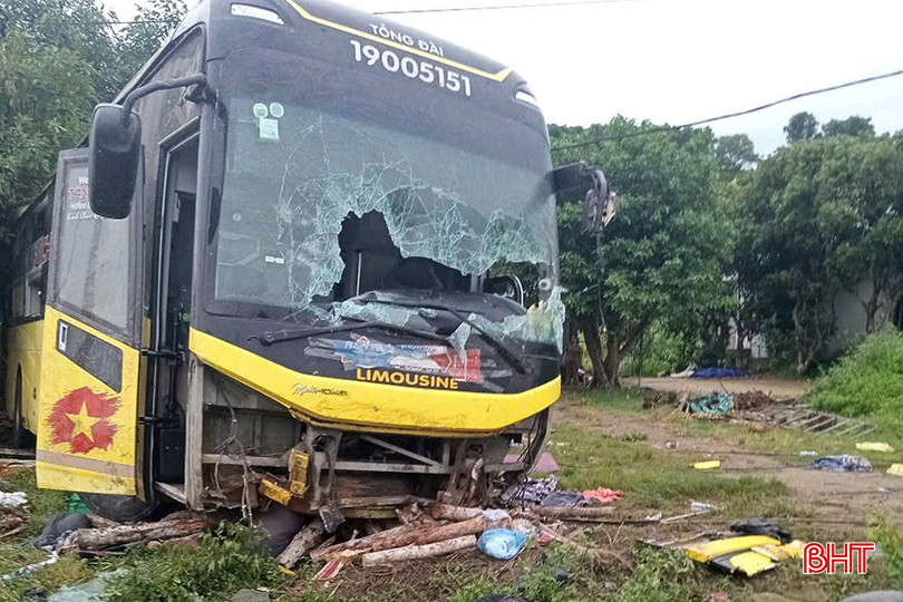 Lật xe khách trên QL 1 ở Hà Tĩnh, 9 người tuvong