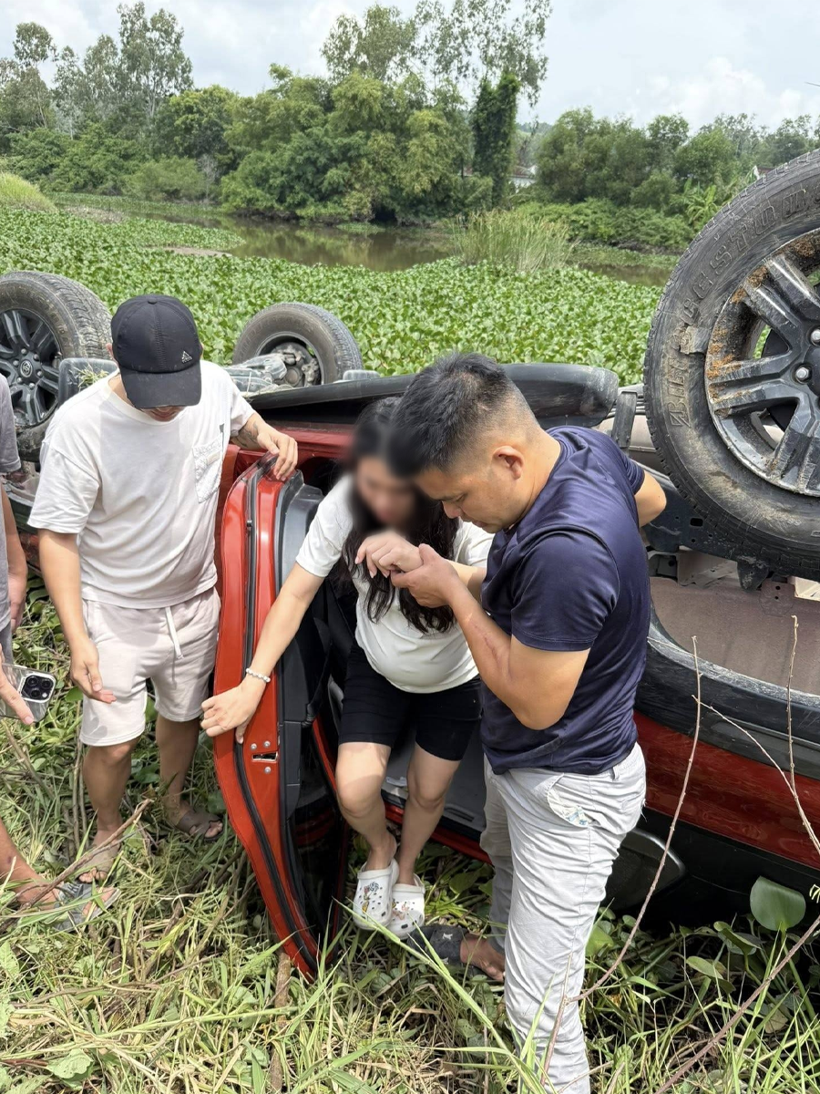 Xe bán tải do người phụ nữ m/ang th/ai điều khiển tông hàng loạt cọc tiêu rồi lao xuống sông