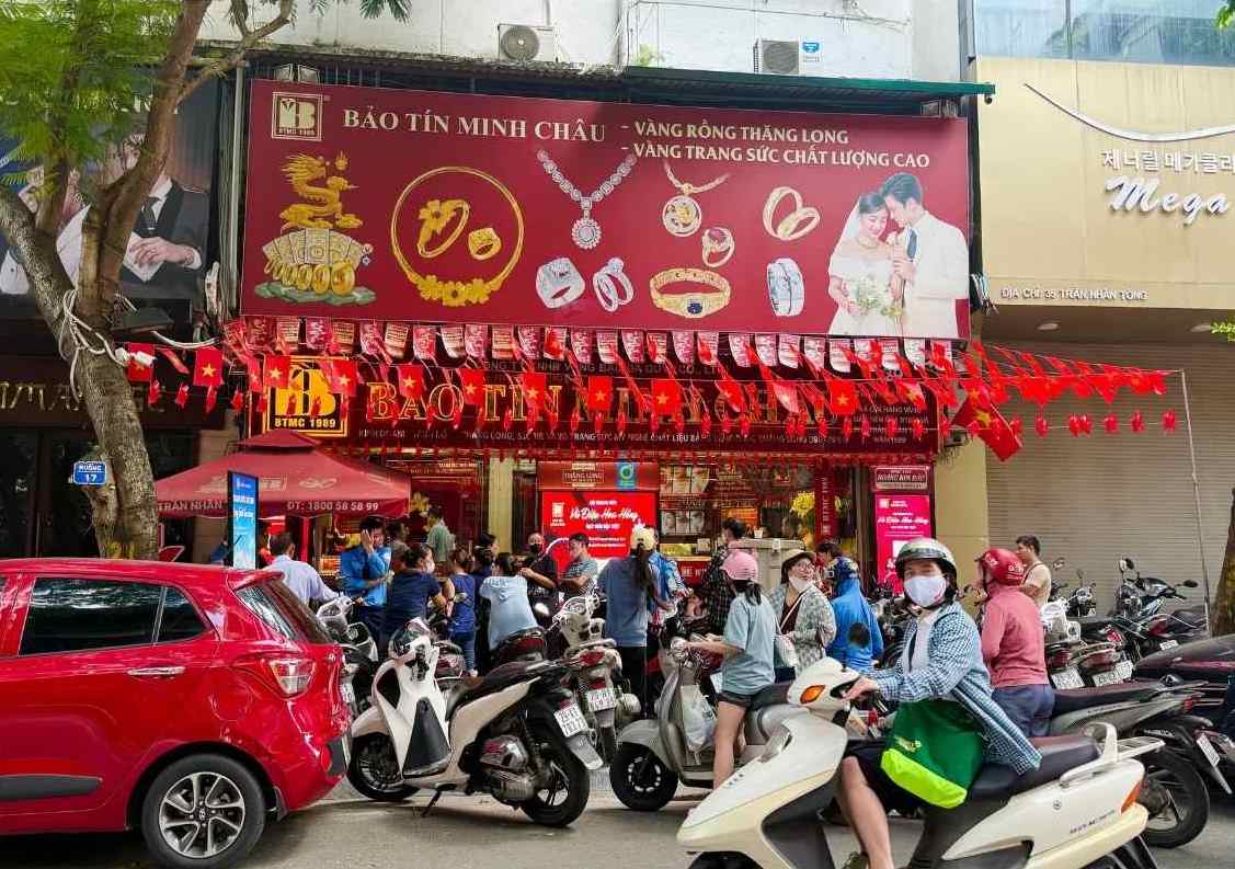 Giá vàng trong nước tăng cao, nhiều người xếp hàng chờ mua