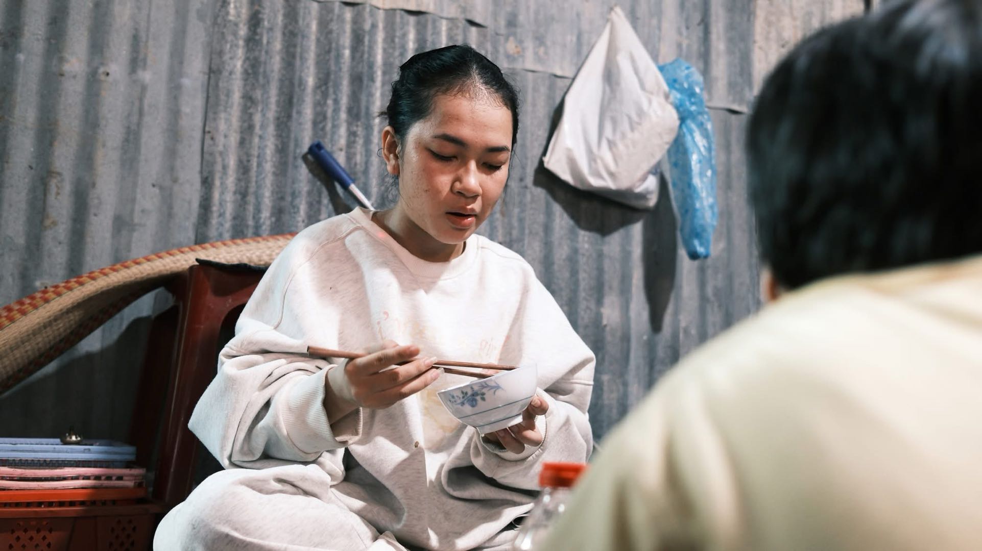 Cô bé 15 tuổi vừa làm cha, vừa làm mẹ: Đi nhổ cỏ thuê, ra chợ xin đồ ăn thừa để chăm 4 em m,ồ c,ô,i