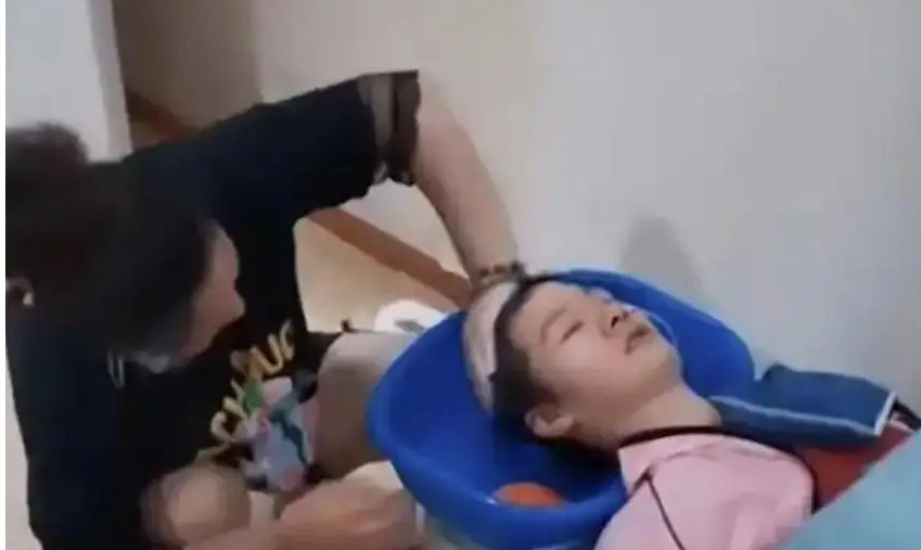 Con dâu tỉnh dậy sau nửa năm sống thực vật, nói câu khiến mẹ chồng bật khóc