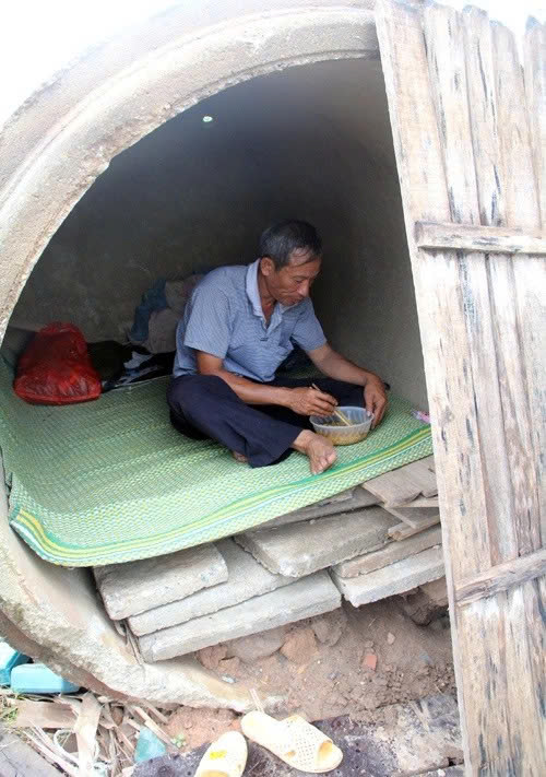 Người cha 10 năm sống trong ống cống nuôi 2 con đỗ thủ khoa đại học ở Hà Nội: “Tôi không còn ở cống nữa rồi”