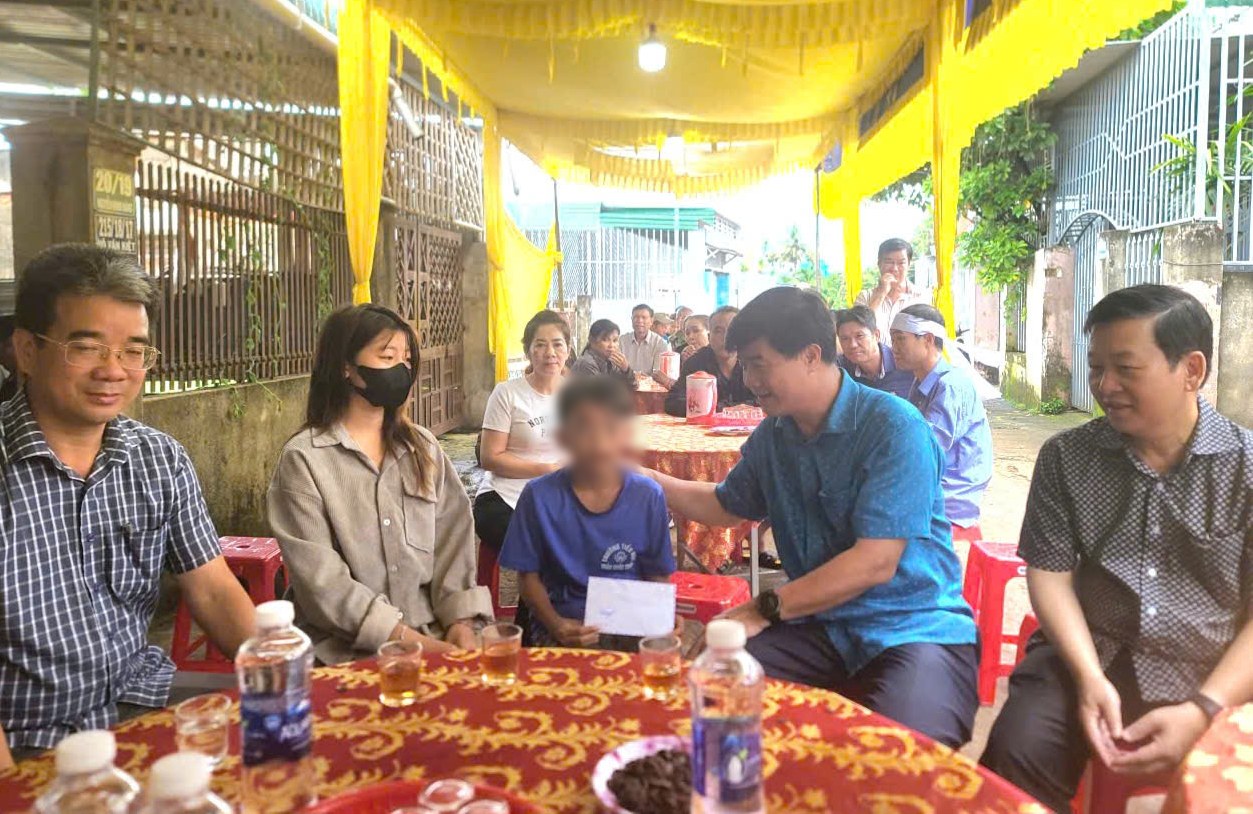 Lãnh đạo tỉnh Đắk Lắk biểu dương cháu trai dũng cảm cứu bạn trong vụ thảm án