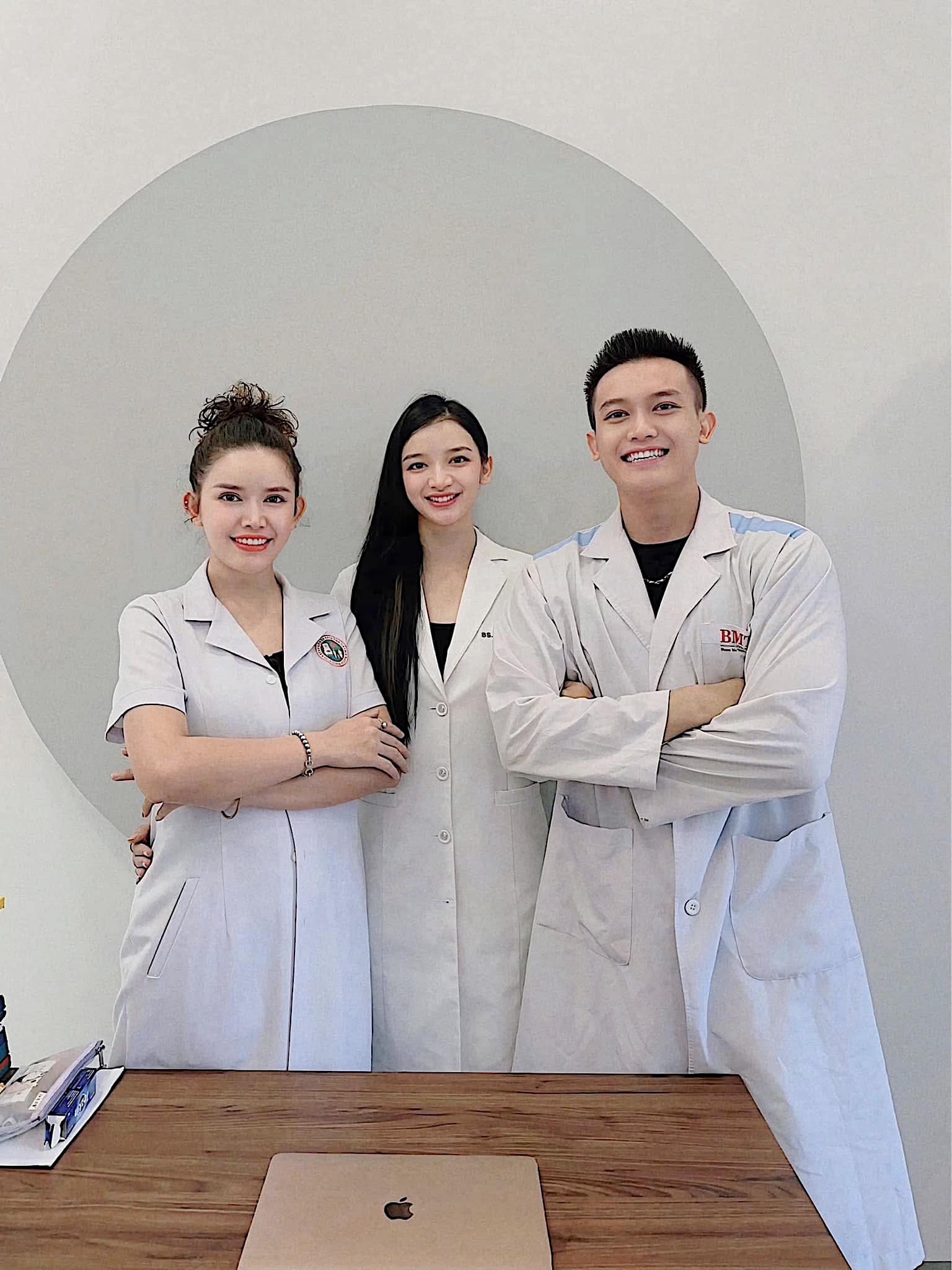 Một gia đình ngh.èo ở Gia Lai có 3 con học Y, làm bác sĩ, đạt Á vương và Á hậu