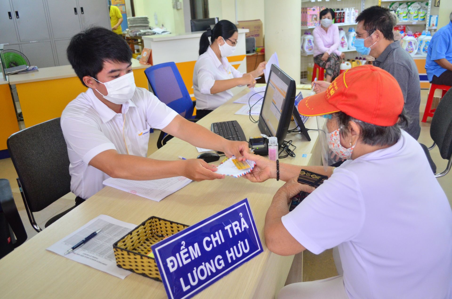 Người từ 60 tuổi không có lương hưu cần điều kiện gì để nhận trợ cấp hàng tháng?