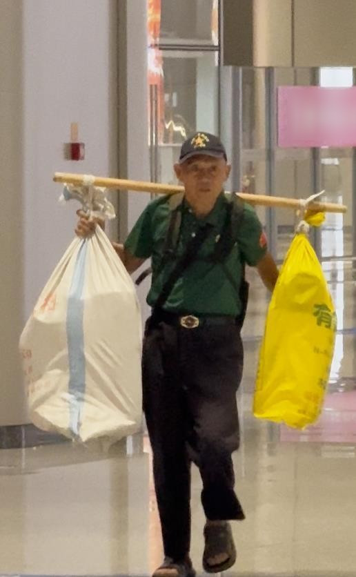 Xúc động cha già gánh gần 80kg đặc sản, vượt hơn 600km đến thăm con cháu
