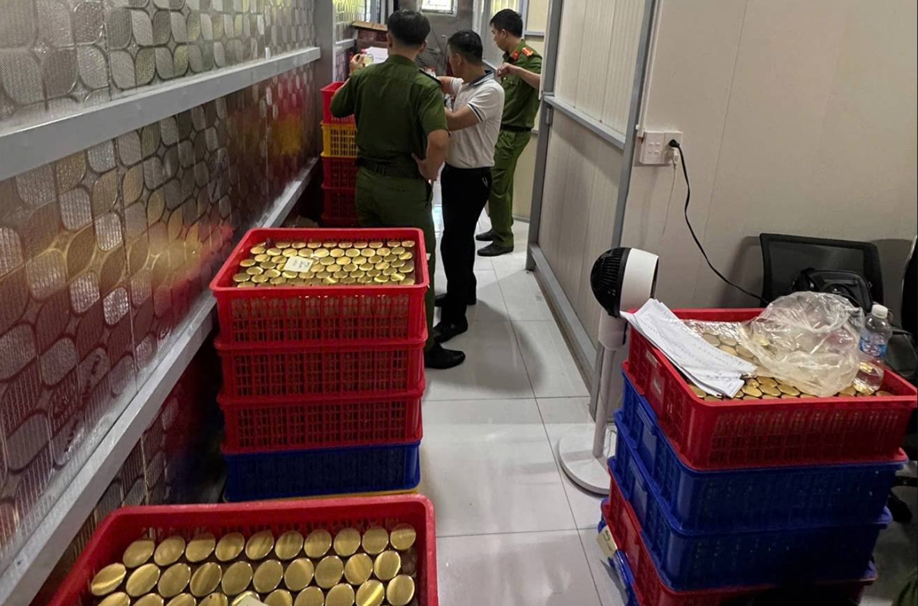 Triệt phá đường dây sản xuất yến chưng giả quy mô lớn: Thu giữ 38.000 lọ, kiểm tra s:ốc thành phần bên trong