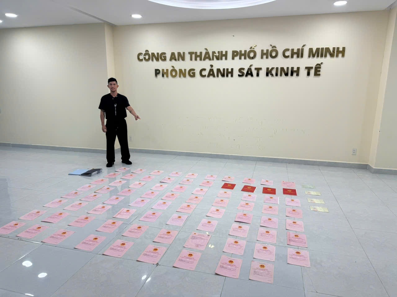 Tìm thấy 80 sổ đỏ trong két sắt ở nhà Ngân 98