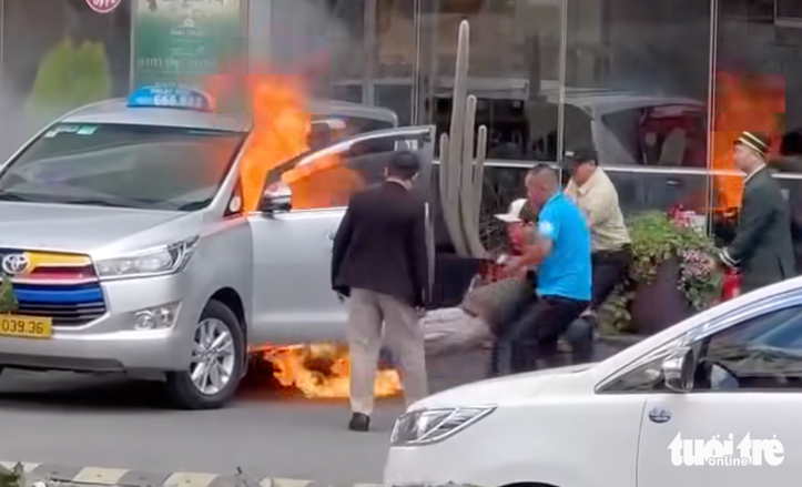 Nghẹt thở giây phút người dân phá cửa, cứu tài xế khỏi taxi bốc cháy ở Đà Lạt