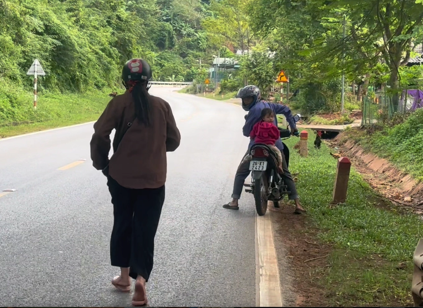 Người chồng để quên vợ khi đổ xăng, nhân viên phải phóng xe đuổi theo 8km