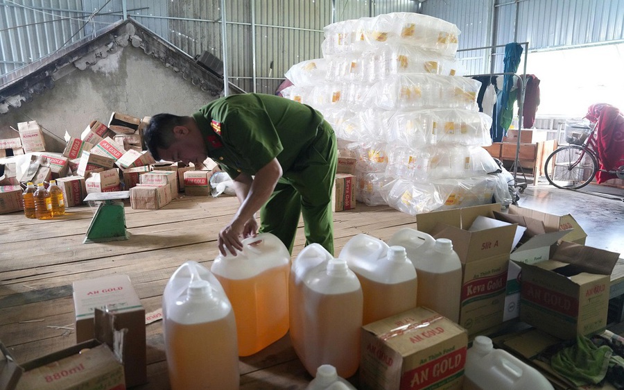 Cận cảnh xưởng sản xuất dầu ăn giả ở Nghệ An: Đã bán 2,7 triệu lít khắp các tỉnh, thu lợi 75 tỷ đồng