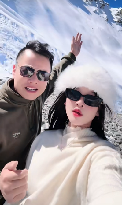 “Bạn gái kém 26 tuổi của Tôn Bằng” là ai mà đang tái hiện cuộc sống trên ngôi nhà di động như Hằng Du Mục?