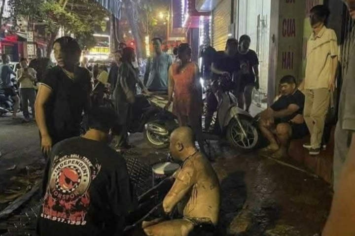 Chủ quán khóa trái cửa, tạt xăng rồi châm lửa đốt khiến 3 người bị thương