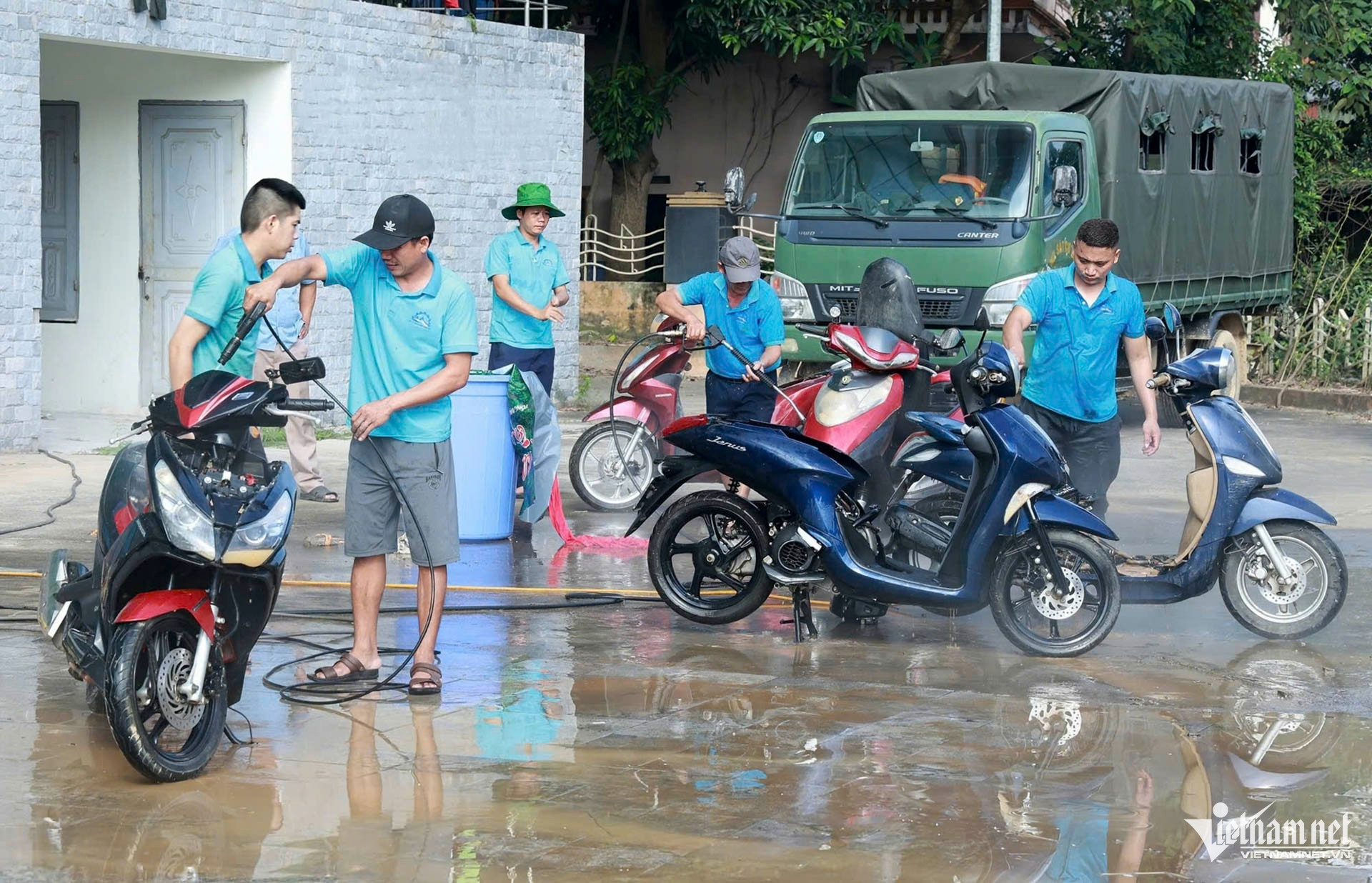 Ấm lòng thợ xe Thanh Hóa đến Thái Nguyên sửa xe miễn phí cho người dân sau ngập
