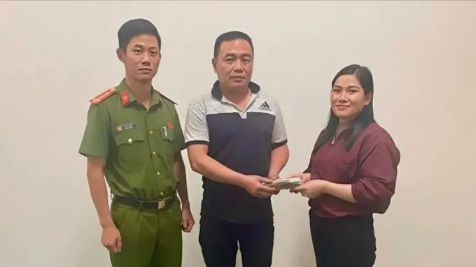 Nhặt được 150 triệu đồng trong túi nilon, mang đến công an trả lại người mất