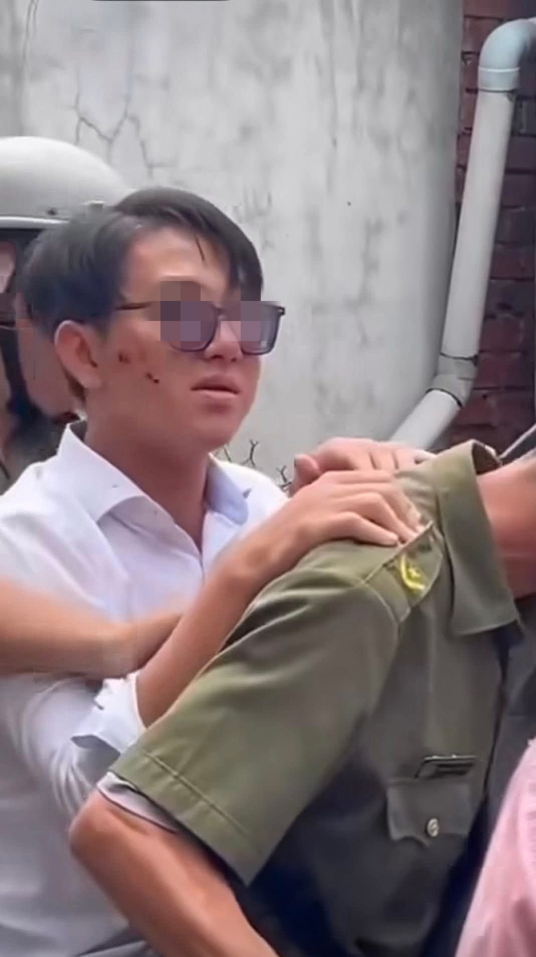 Thầy giáo đưa nữ sinh lớp 11 vào nhà nghỉ là giáo viên mới ra trường