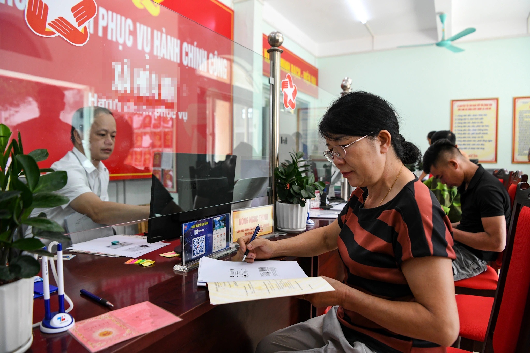 Làm sổ đỏ: Địa chính đòi hồ sơ gốc, văn thư chỉ cho rút bản photo