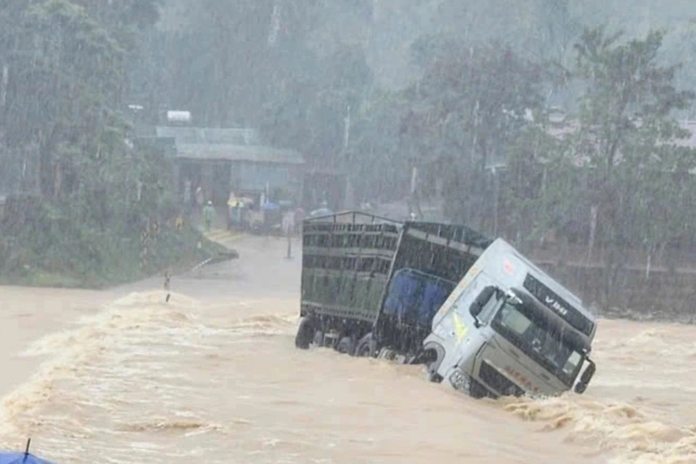 Vụ tài xế và ô tô tải bị lũ cuốn: Tìm thấy thithe nạn nhân