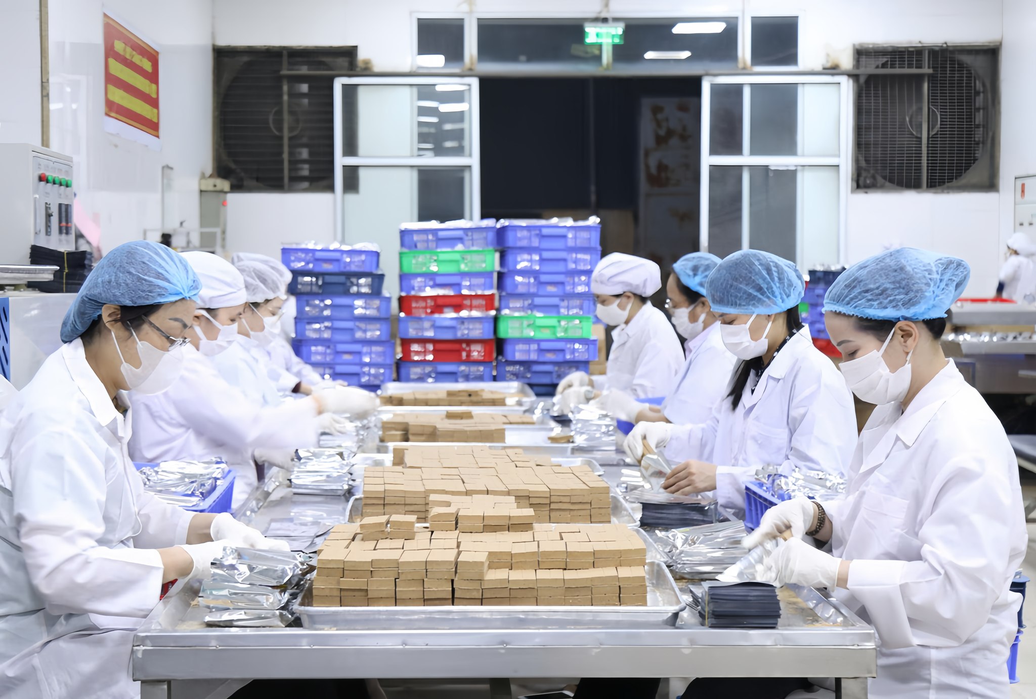 Quân đội xuyên đêm sản xuất 30 tấn lương khô cứu trợ miền Trung